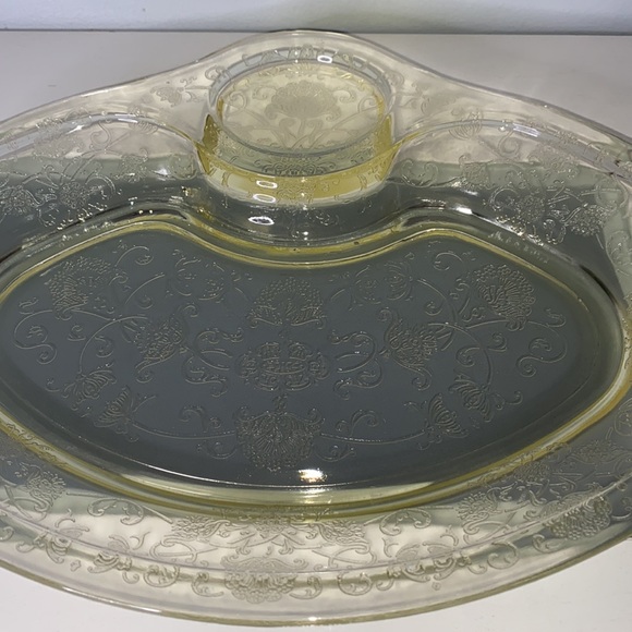 HAZEL ATLAS FLORENTINE #2 POPPY YELLOW 12" PLATTER with GRAVY BOAT INDENT—1930’s - Picture 8 of 10